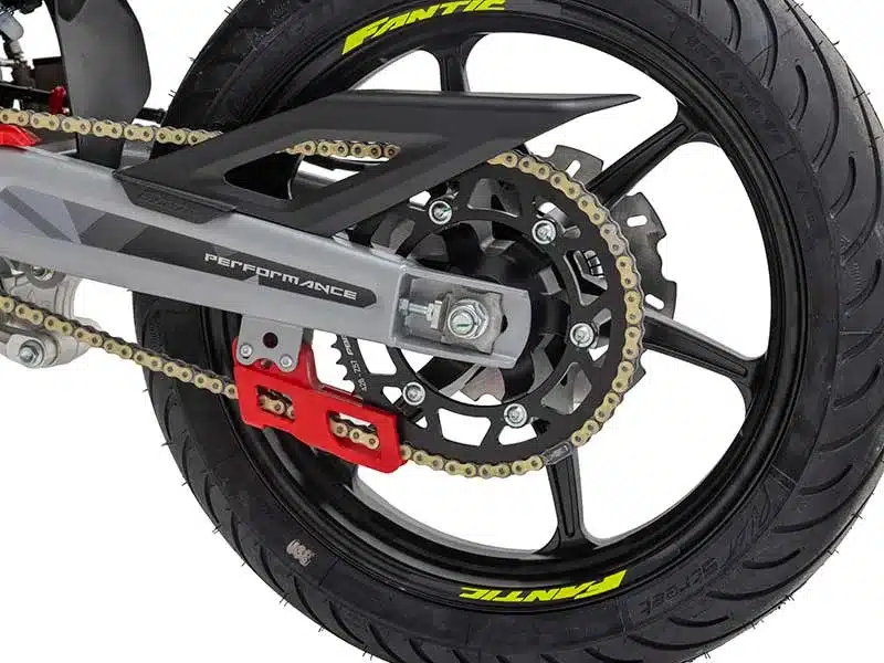 Motorrad Hinterrad und Schwinge der Fantic XMF 125 Performance mit Kettenführung und Wave-Bremsscheibe