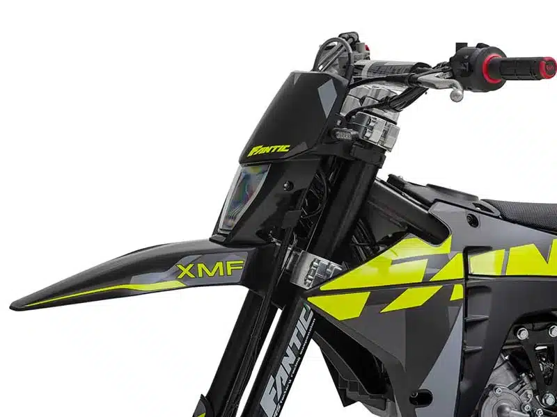 Fantic XMF 125 Performance in Schwarz-Gelb, Ansicht von vorne mit Detail der Verkleidung und des Cockpits