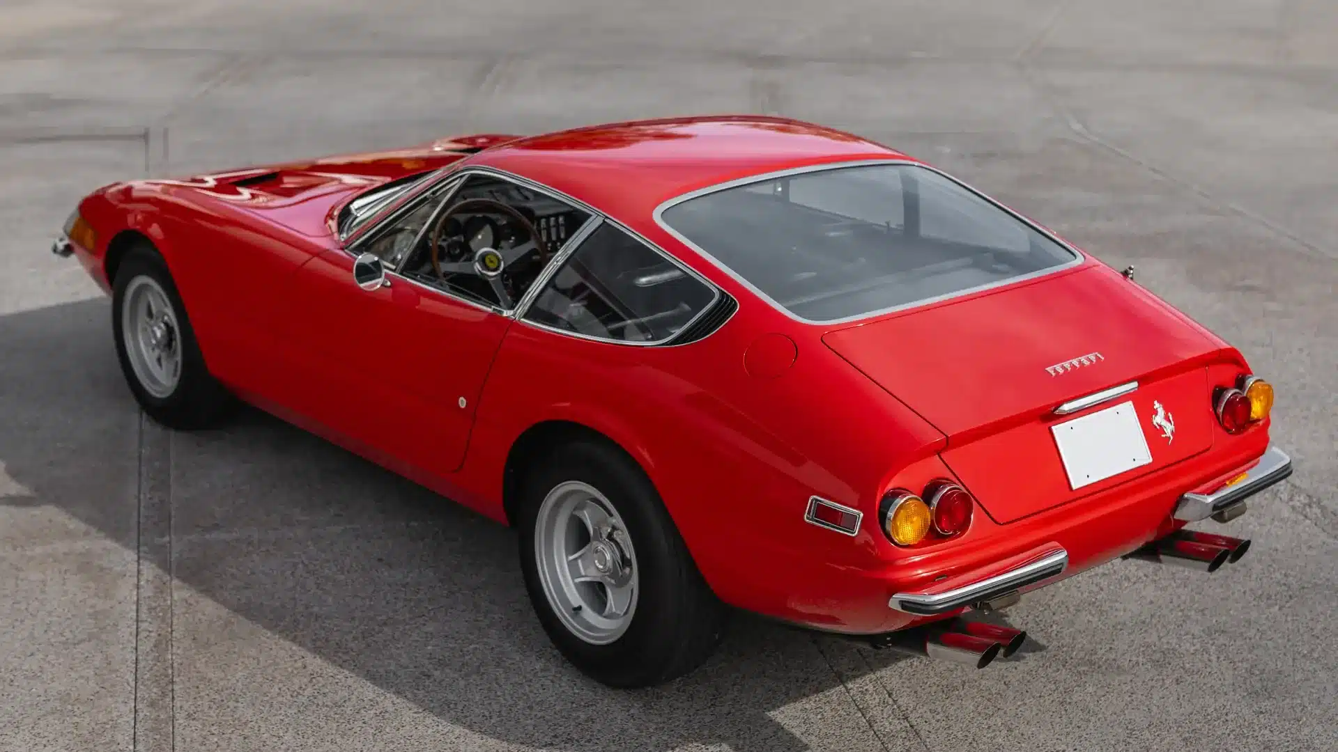 Ferrari 365 GTB/4 Daytona Berlinetta in Rot, Heckansicht auf Asphalt