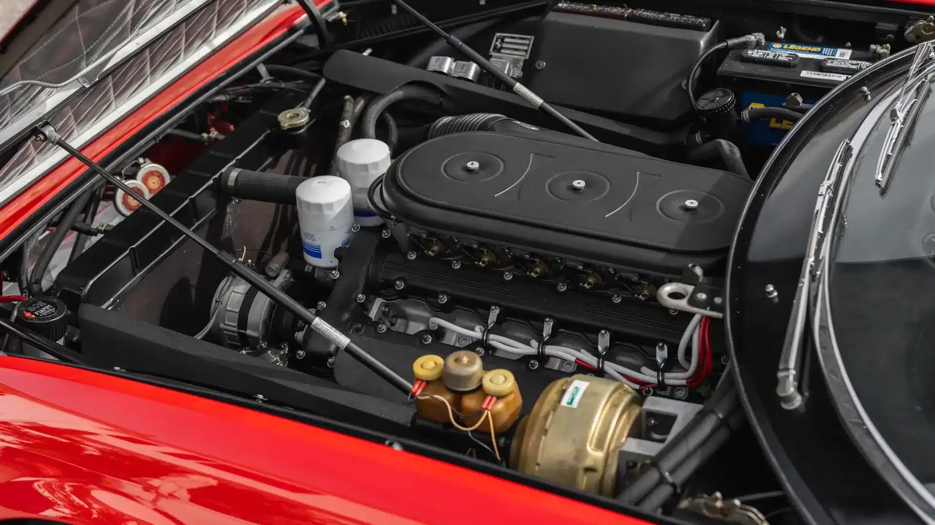 Nahaufnahme des Motors eines Ferrari 365 GTB/4 Daytona von 1970 mit geöffnetem Frontdeckel