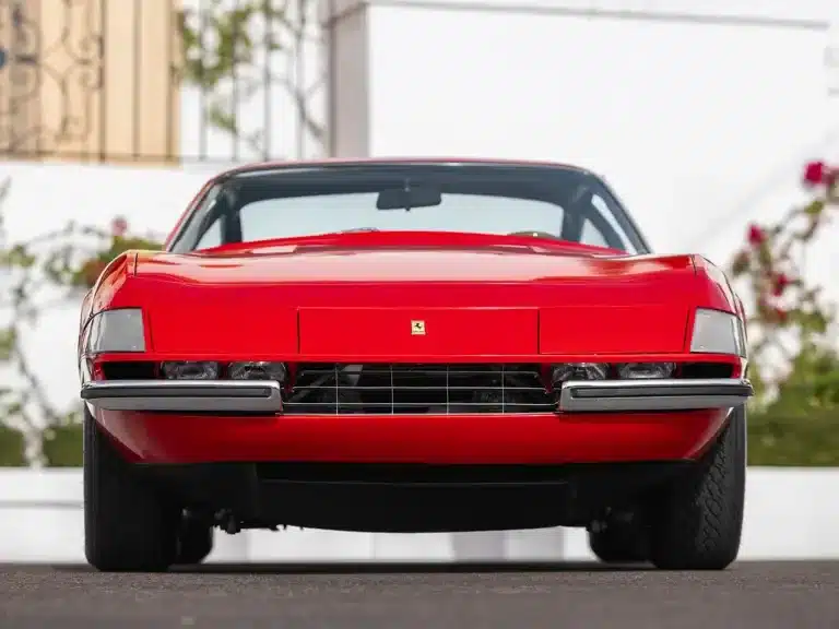 Frontansicht eines roten Ferrari 365 GTB/4 Daytona Berlinetta mit charakteristischer glatter Silhouette und ikonischem Kühlergrill.