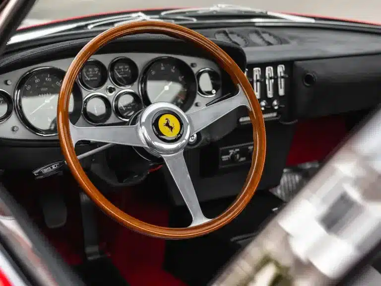 Innenraum mit Lenkrad und Armaturenbrett eines Ferrari 365 GTB/4 Daytona, Baujahr 1970