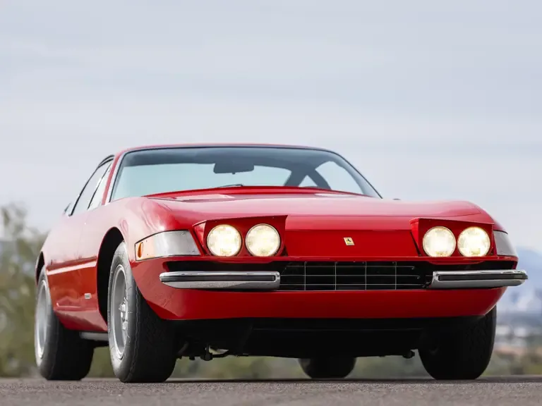 Ferrari 365 GTB/4 Daytona Berlinetta von 1970 mit markanter roter Lackierung und vier Frontscheinwerfern.