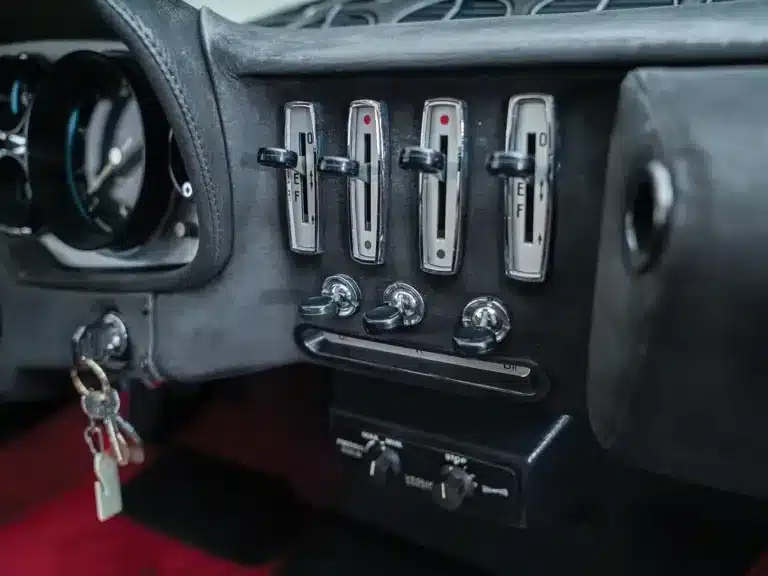 Armaturenbrett und Bedienelemente eines Ferrari 365 GTB/4 Daytona Berlinetta von 1970