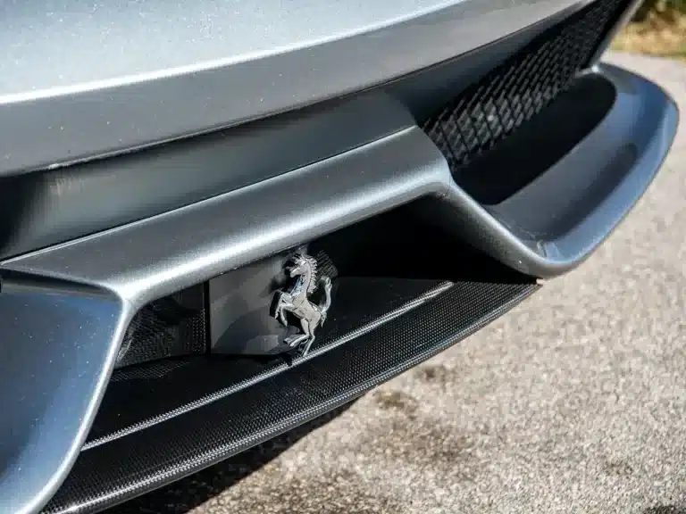 Nahaufnahme des Frontspoilers mit Ferrari-Logo am Ferrari 458 Speciale.