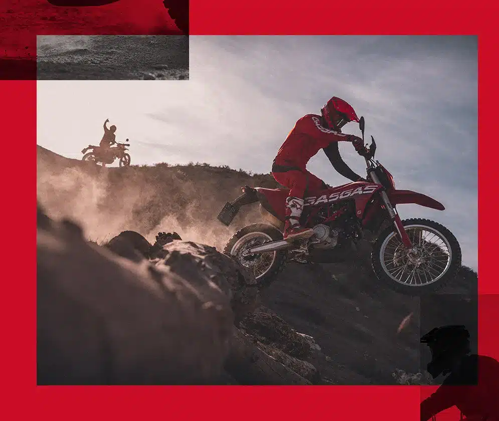GASGAS ES 700 Offroad-Motorrad im Gelände, sportlicher Fahrer mit roter Ausrüstung.