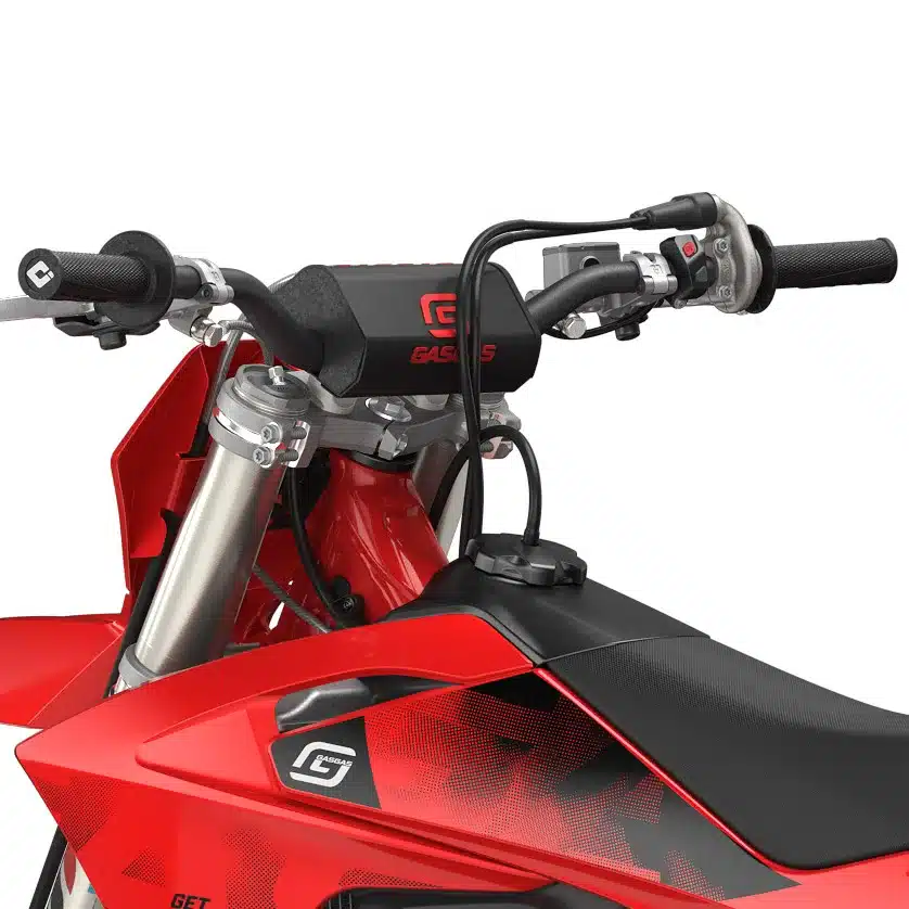 Nahaufnahme des Lenkers und Tanks der GasGas MC 125 2026 Motorrad