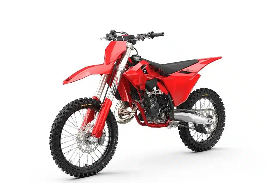 GasGas MC 125 2026 in Seitenansicht, rotes Motocross-Motorrad auf weißem Hintergrund