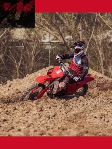 Motocross-Fahrer auf einer GasGas MC 250F 2026 fährt durch eine Kurve auf einer staubigen Strecke.