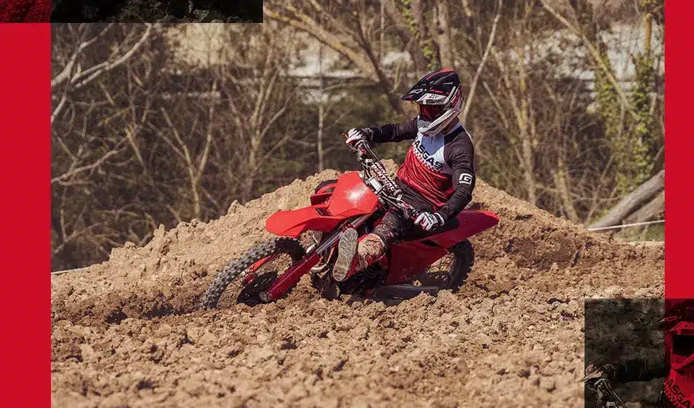 Motocross-Fahrer auf einer GasGas MC 250F 2026 fährt durch eine Kurve auf einer staubigen Strecke.