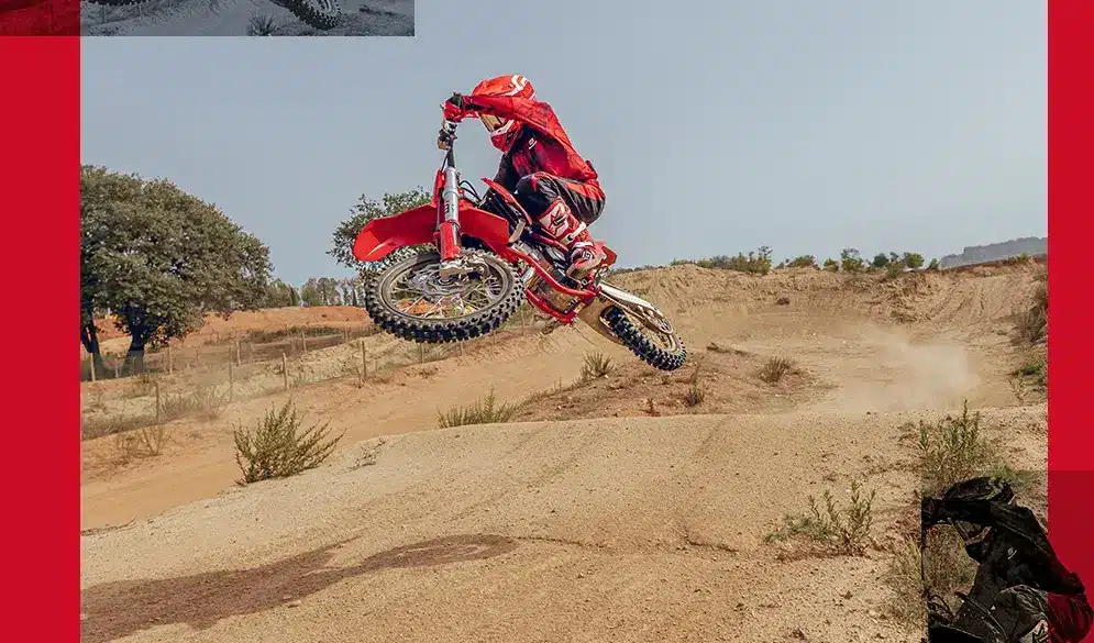 GasGas MC 65 2026 Motocross-Motorrad mit Fahrer beim Sprung auf Offroad-Strecke