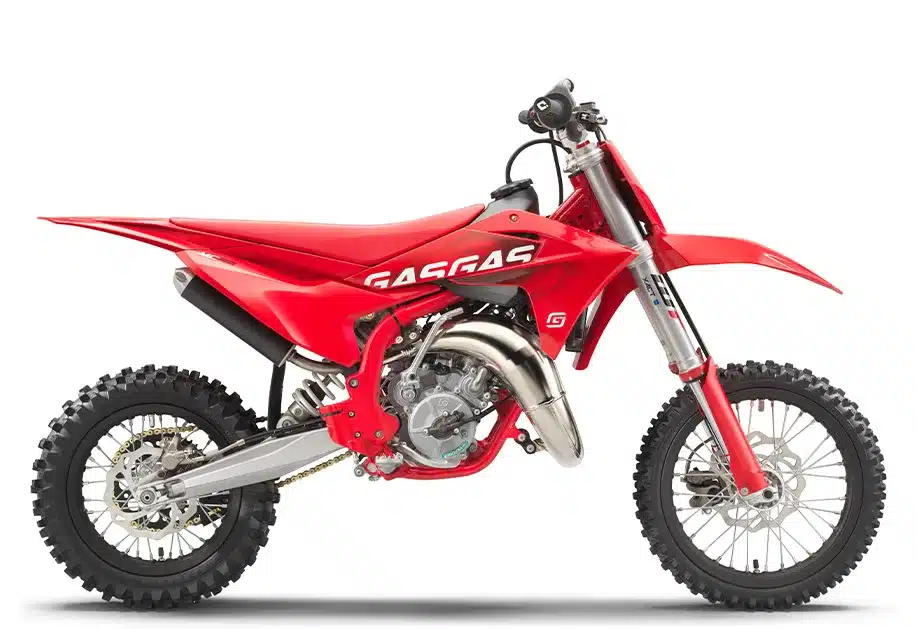 GasGas MC 65 2026 in Seitenansicht, rotes Bodywork, Motocross-Motorrad für Jugendfahrer.