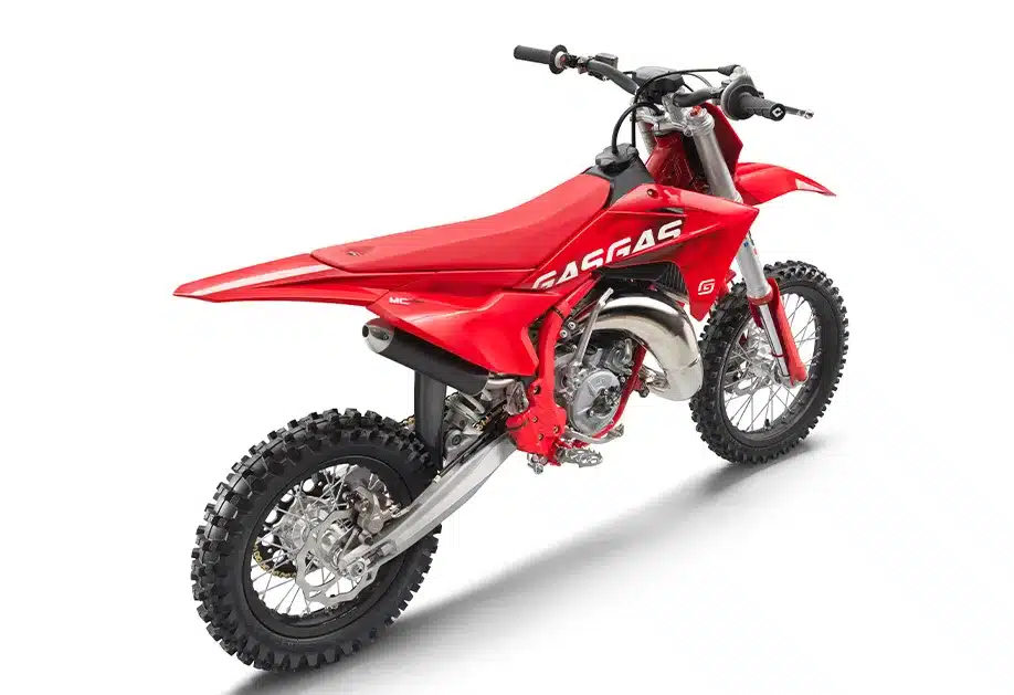 GasGas MC 65 2026 Motocross-Motorrad in Seitenansicht von hinten, rote Verkleidung, Offroad-Bereifung