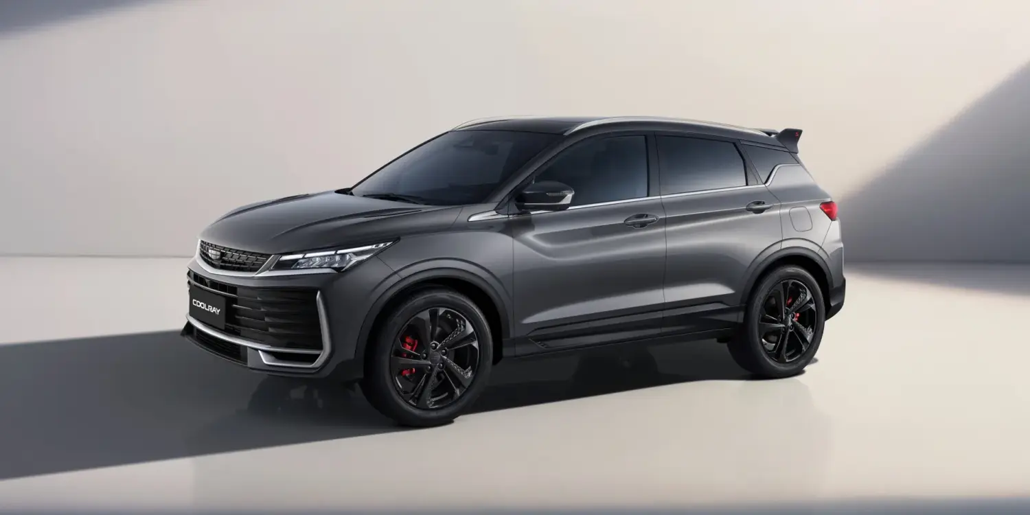 Seitenansicht des Geely Coolray SUVs in Grau mit LED-Leuchten und schwarzen 18-Zoll-Rädern