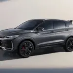 Seitenansicht des Geely Coolray SUVs in Grau mit LED-Leuchten und schwarzen 18-Zoll-Rädern