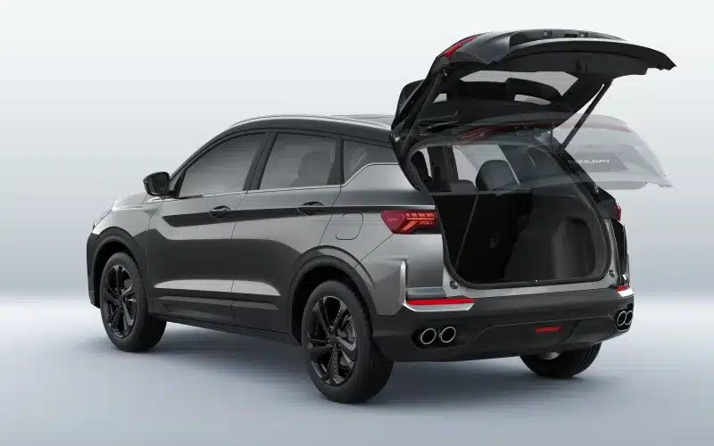 Geely Coolray in Grau mit geöffneter elektrischer Heckklappe, Ansicht von schräg hinten