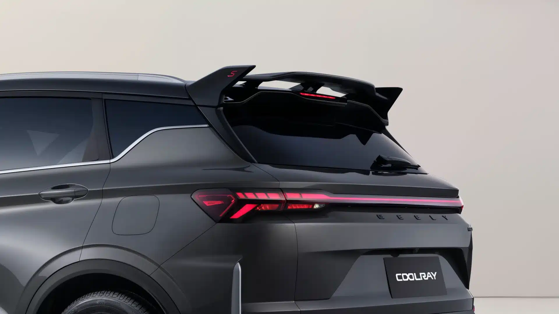 Heckansicht eines Geely Coolray mit LED-Heckleuchten und markantem Spoiler