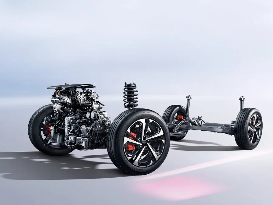 Geely Coolray Fahrwerk und Motor mit sichtbaren Komponenten und Rädern