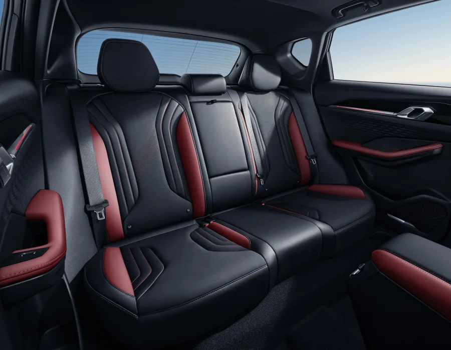 Rücksitzbank im Geely Coolray SUV, schwarz-rote Lederausstattung, modernes Design