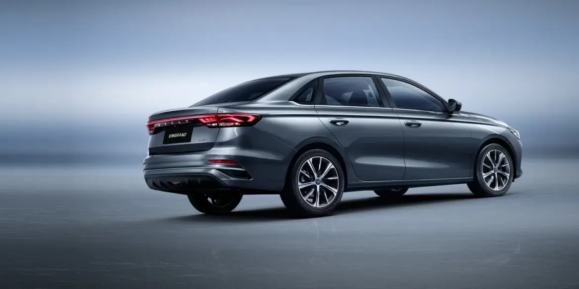 Heckansicht eines grauen Geely Emgrand mit durchgehendem LED-Leuchtenband und 17-Zoll-Leichtmetallrädern.