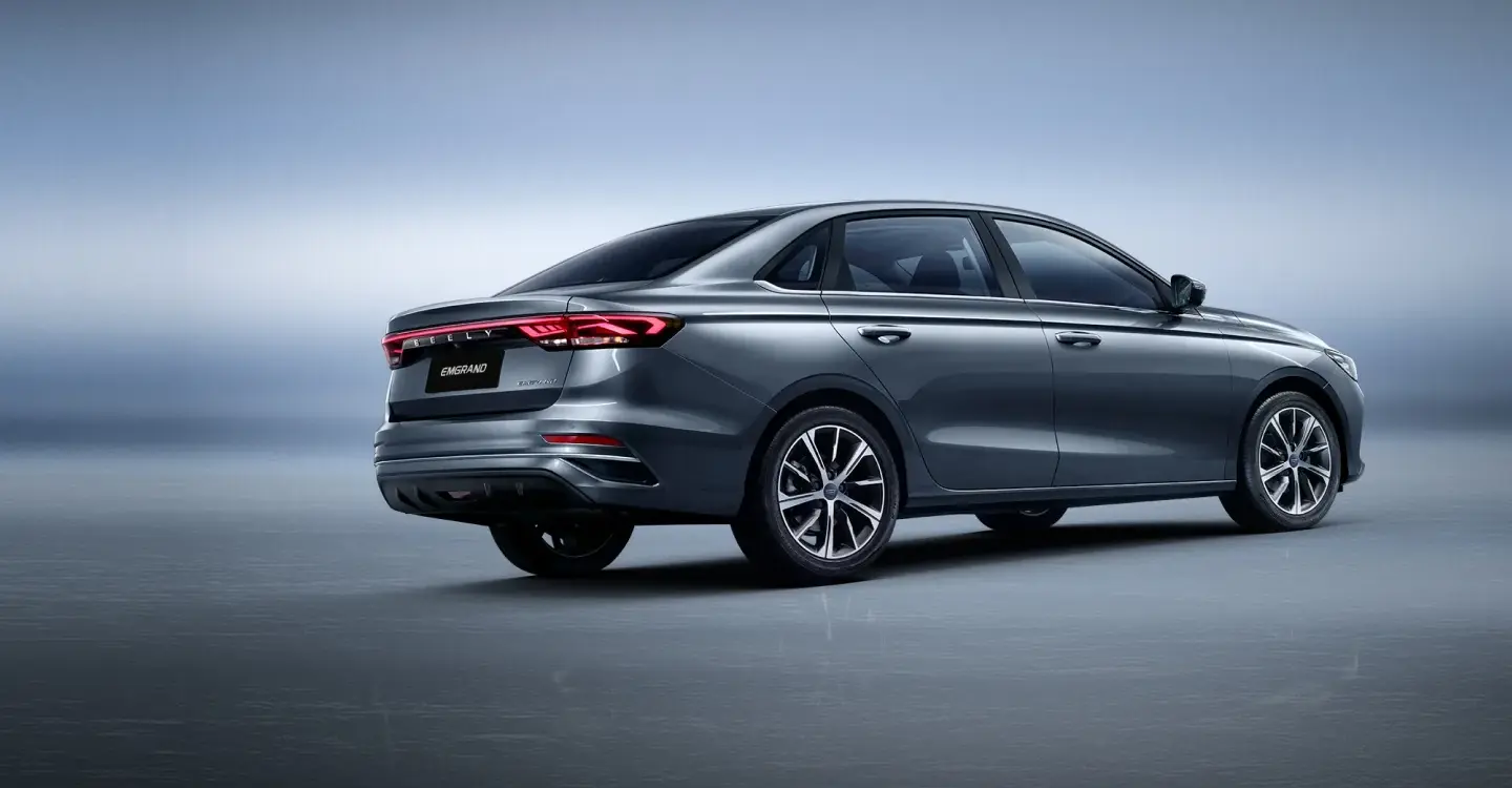 Heckansicht eines grauen Geely Emgrand mit durchgehendem LED-Leuchtenband und 17-Zoll-Leichtmetallrädern.