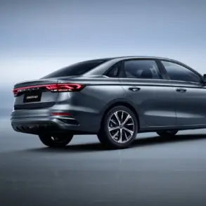 Heckansicht eines grauen Geely Emgrand mit durchgehendem LED-Leuchtenband und 17-Zoll-Leichtmetallrädern.