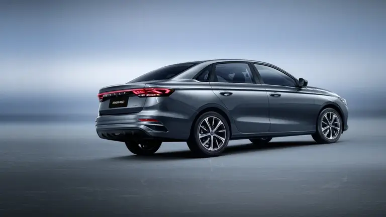 Heckansicht eines grauen Geely Emgrand mit durchgehendem LED-Leuchtenband und 17-Zoll-Leichtmetallrädern.