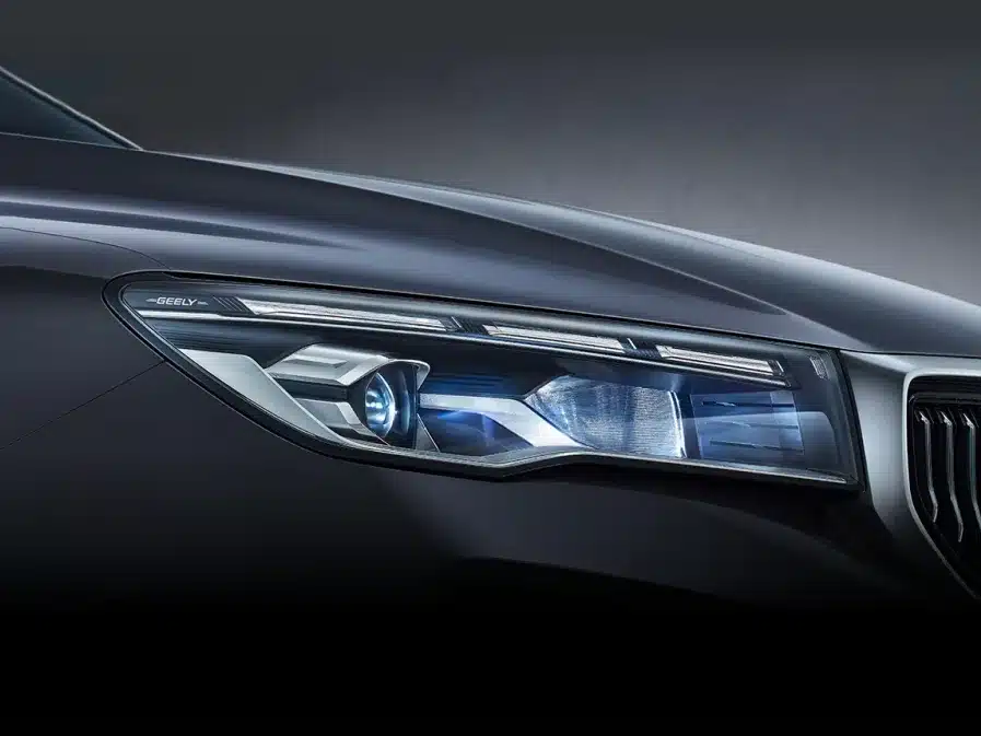 Detailaufnahme des LED-Scheinwerfers und Kühlergrills des Geely Emgrand.