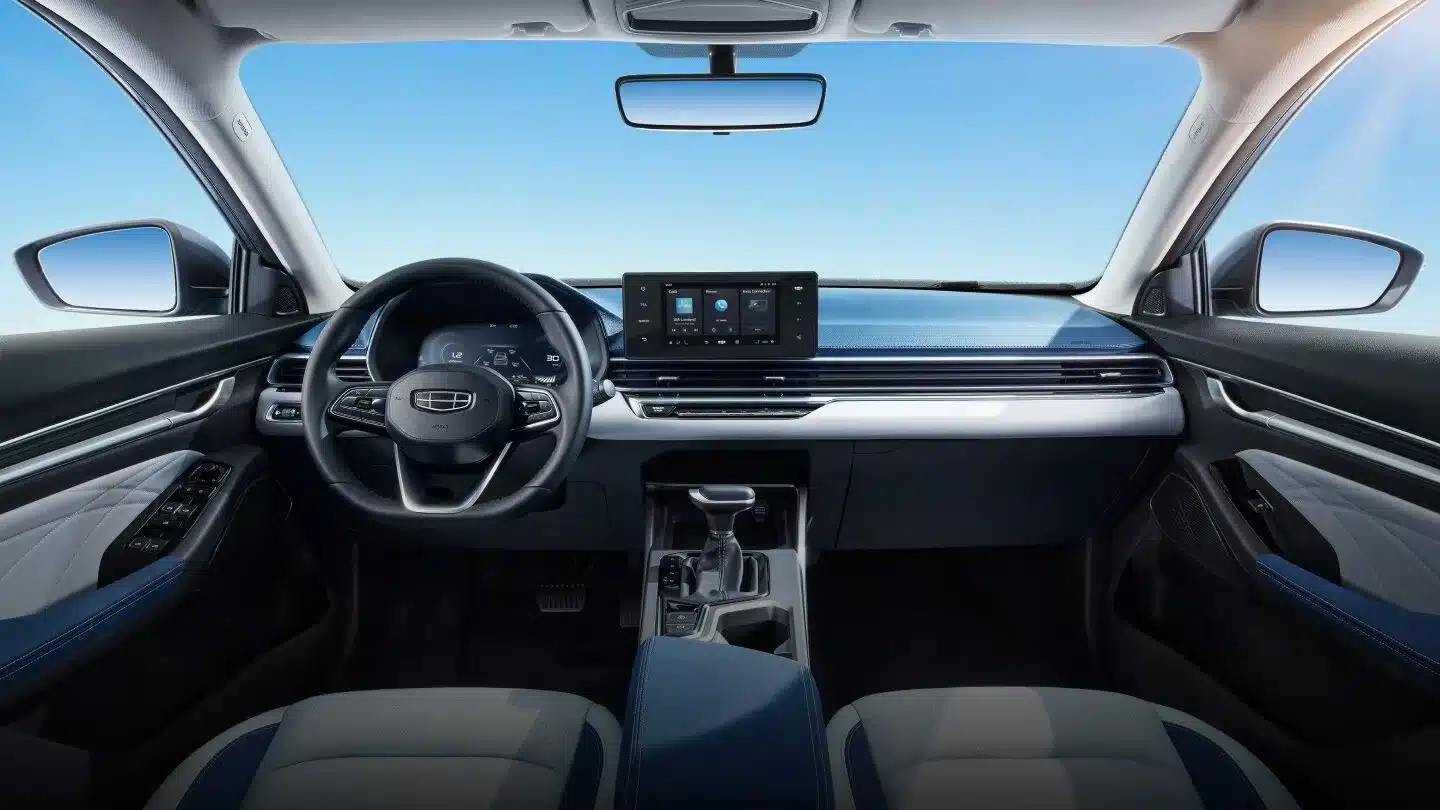 Moderner Innenraum des Geely Emgrand mit Mittelkonsole und Digitaldisplay