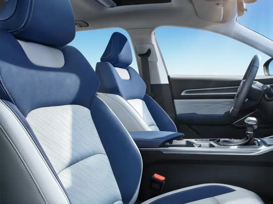 Blau-graue Zero-Pressure-Velours-Sitze und Mittelkonsole im Innenraum des Geely Emgrand