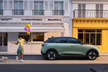 Geely EX2 Elektroauto geparkt in einer Stadt, Frau mit Hund und Luftballons spaziert vorbei