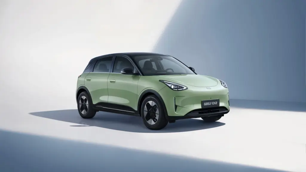 Geely EX2 Elektroauto, Seitenansicht in hellgrüner Lackierung auf weißem Hintergrund