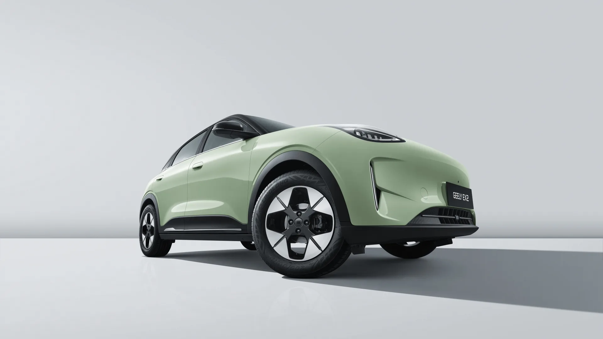 Neuer Geely EX2 Elektroauto, seitlich und von unten vorne fotografiert, moderne Linien und LED-Scheinwerfer
