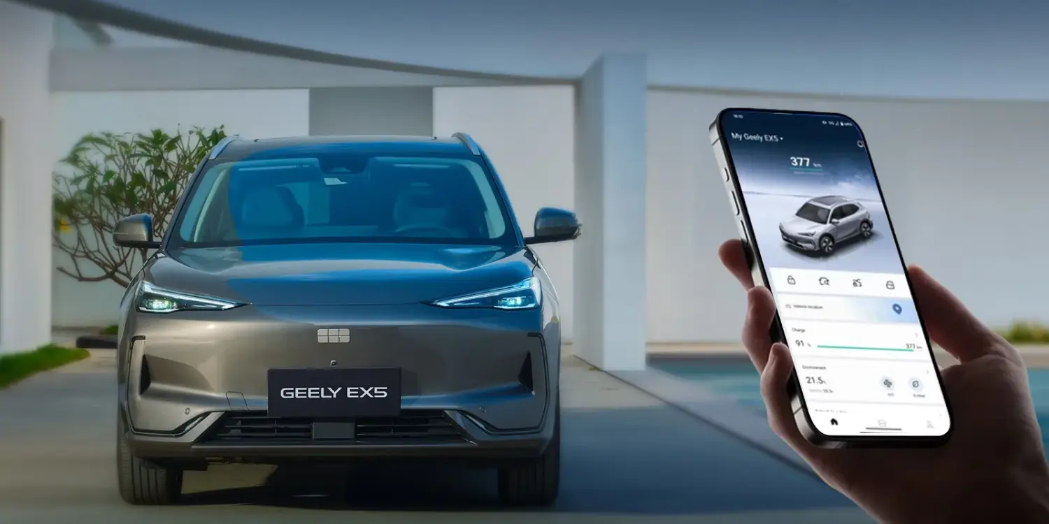Frontansicht des elektrischen SUVs Geely EX5, daneben ein Smartphone mit Fahrzeug-App.