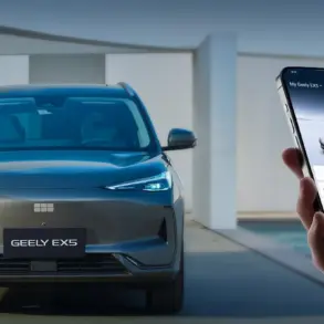 Frontansicht des elektrischen SUVs Geely EX5, daneben ein Smartphone mit Fahrzeug-App.