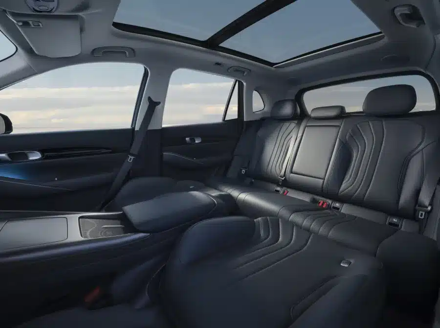 Interieur des Geely EX5 mit komfortablen Ledersitzen und großem Panorama-Glasdach