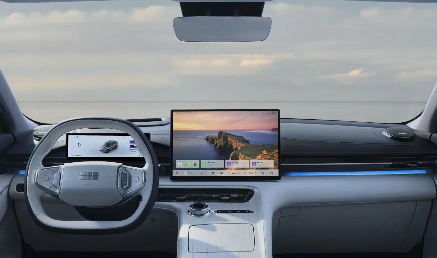 Innenraum des Geely EX5 mit Lenkrad, digitalem Display und großem Infotainment-Bildschirm.