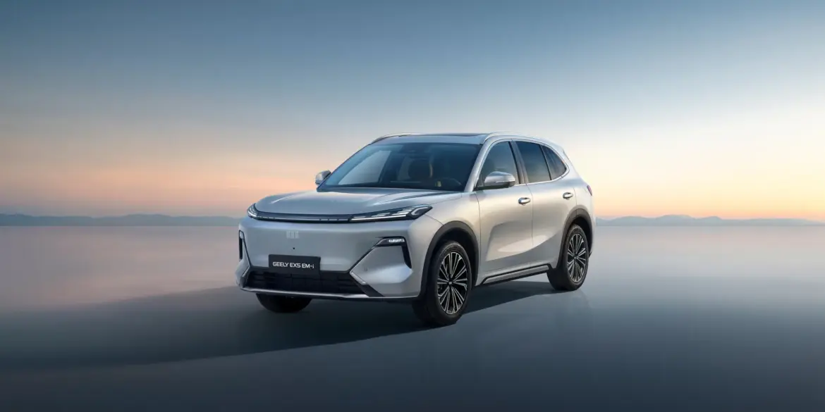 Geely EX5 EM-i SUV in Silber, frontal seitlich, vor weitem Himmel