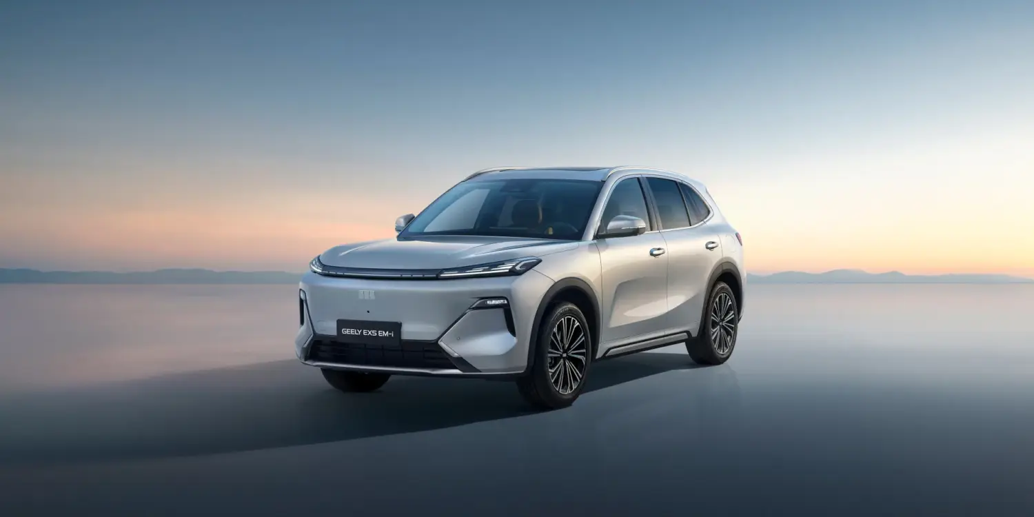 Geely EX5 EM-i SUV in Silber, frontal seitlich, vor weitem Himmel