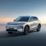 Geely EX5 EM-i SUV in Silber, frontal seitlich, vor weitem Himmel