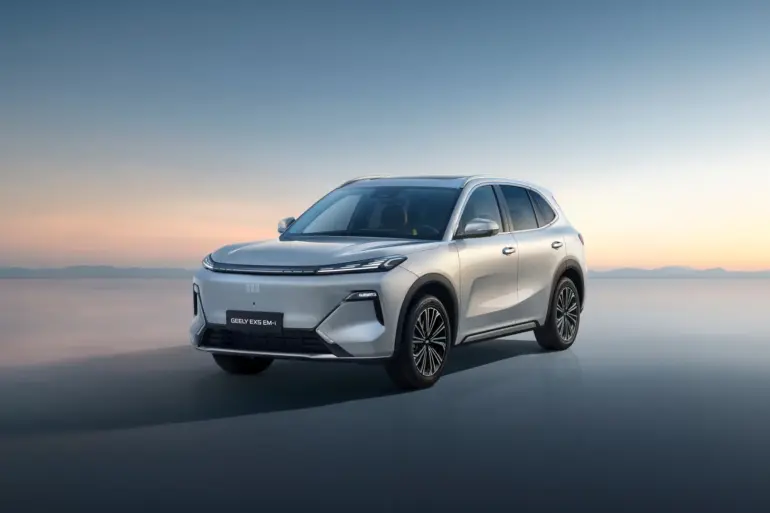 Geely EX5 EM-i SUV in Silber, frontal seitlich, vor weitem Himmel