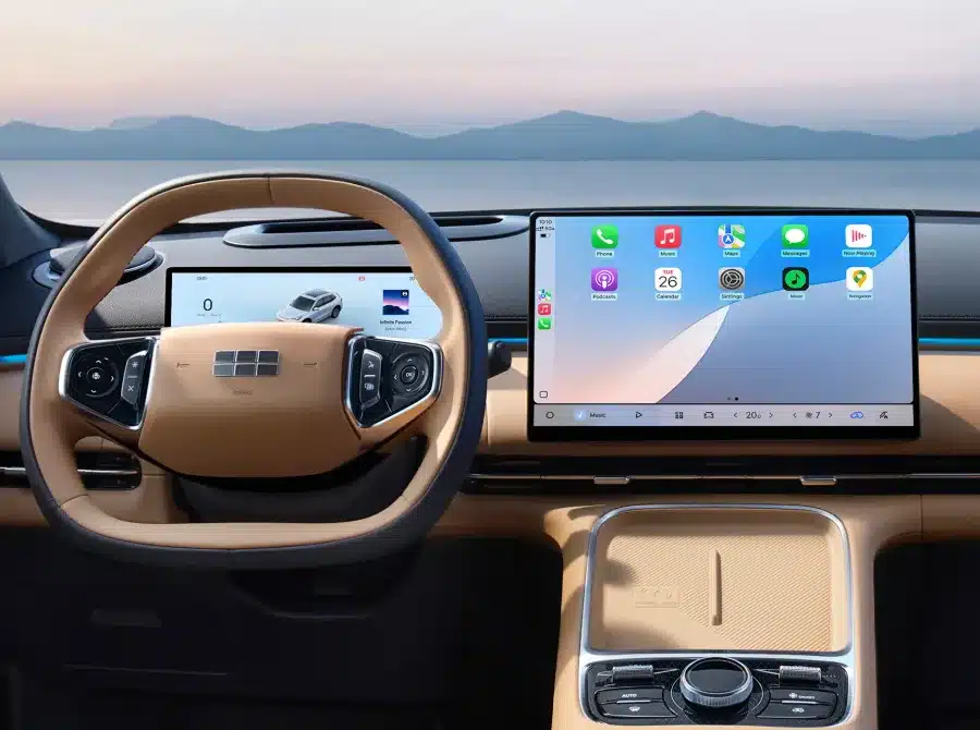 Innenraum des Geely EX5 EM-i mit digitalem Cockpit, großem Zentraldisplay und multifunktionalem Lenkrad.