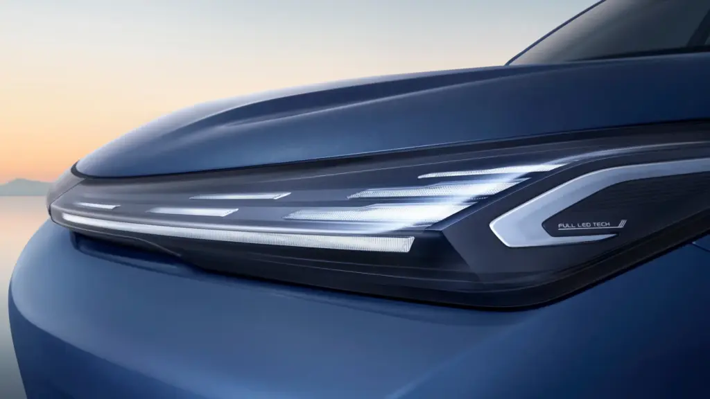 Nahaufnahme eines LED-Scheinwerfers des Geely EX5 EM-i SUV