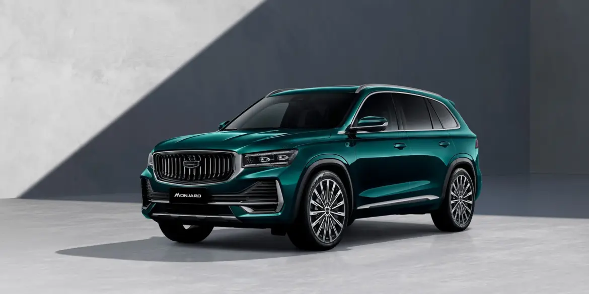 Ansicht des Geely Monjaro SUV in Grün, stilvoll präsentiert im Studio mit klaren Licht- und Schattenakzenten.