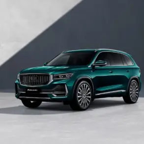 Ansicht des Geely Monjaro SUV in Grün, stilvoll präsentiert im Studio mit klaren Licht- und Schattenakzenten.