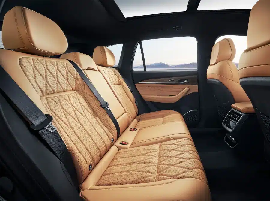Innenraum Rücksitze des Geely Monjaro SUV mit beigen Ledersitzen und Panoramadach.