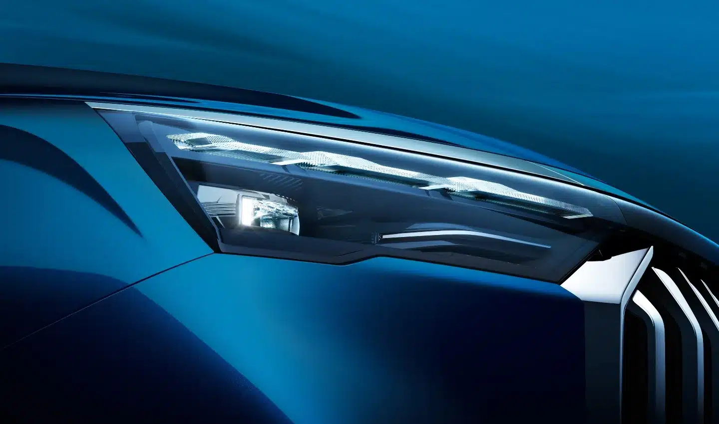 Nahaufnahme des vorderen LED-Scheinwerfers am Geely Okavango SUV