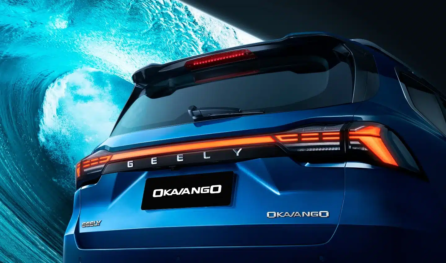 Geely Okavango SUV von hinten mit LED-Rückleuchten und Emblem vor einer großen Wasserwelle