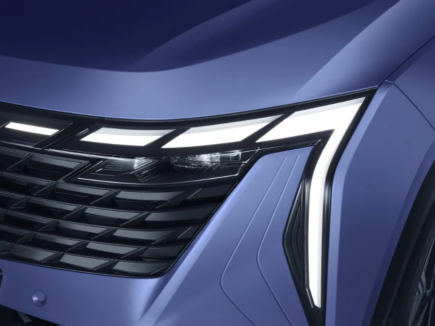 Detailansicht der LED-Scheinwerfer und des Kühlergrills am Geely Starray SUV.
