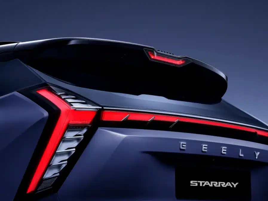 Heckansicht des Geely Starray mit markantem LED-Heckband und integriertem Spoiler.